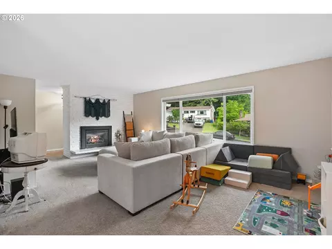 Living - 486 NE Scott Ave, Gresham, OR 97030 photo 2 of 6