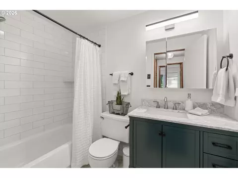 Bath - 252 Foxtail Dr, Eugene, OR 97401 photo 2 of 3