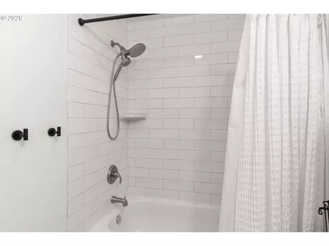 Bath - 252 Foxtail Dr, Eugene, OR 97401 photo 3 of 3