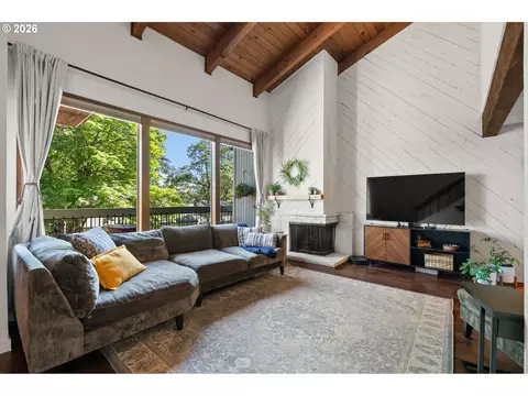 Living - 252 Foxtail Dr, Eugene, OR 97401 photo 1 of 2