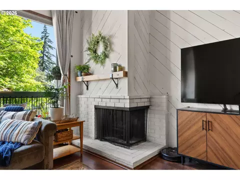 Living - 252 Foxtail Dr, Eugene, OR 97401 photo 2 of 2