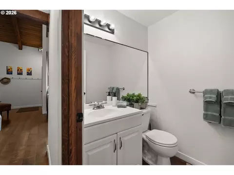 Bath - 252 Foxtail Dr, Eugene, OR 97401 photo 1 of 3
