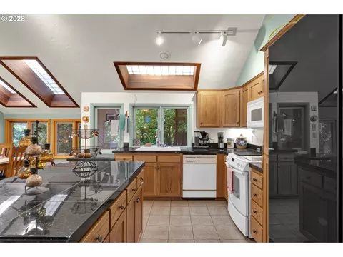 Kitchen - 2350 Mclean Blvd, Eugene, OR 97405 photo 2 of 4