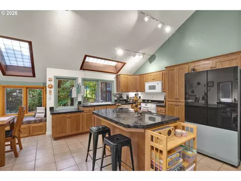 Kitchen - 2350 Mclean Blvd, Eugene, OR 97405 photo 3 of 4