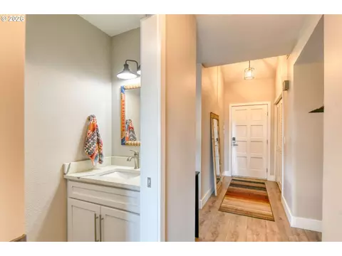 Entry Way - 1032 NW 12th St #A, Pendleton, OR 97801 photo 3 of 3