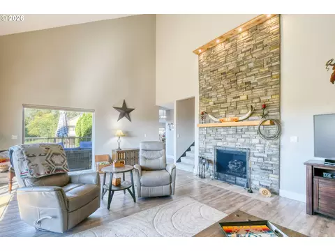 Living - 1032 NW 12th St #A, Pendleton, OR 97801 photo 2 of 3