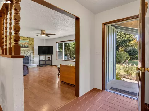 Entry Way - 44434 SE Coalman Rd, Sandy, OR 97055 photo 3 of 4