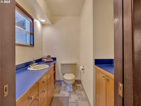 Bath - 44434 SE Coalman Rd, Sandy, OR 97055 photo 2 of 3