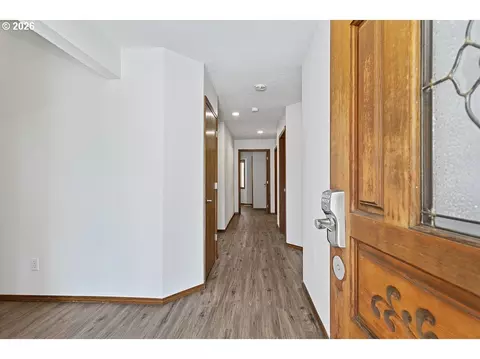 Entry Way - 2730 NE Roberts Ave, Gresham, OR 97030 photo 2 of 3