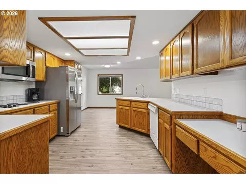 Kitchen - 2730 NE Roberts Ave, Gresham, OR 97030 photo 4 of 4