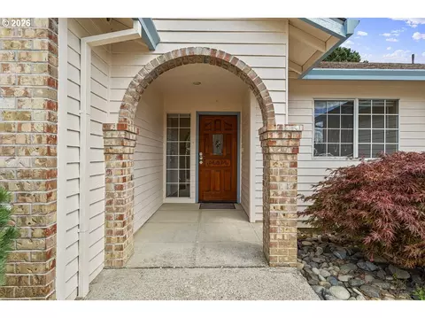 Entry Way - 2730 NE Roberts Ave, Gresham, OR 97030 photo 1 of 3
