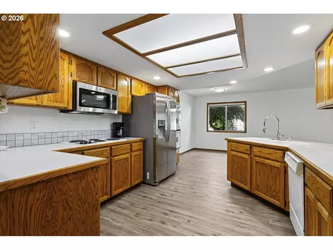Kitchen - 2730 NE Roberts Ave, Gresham, OR 97030 photo 3 of 4