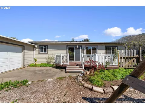 520 Bandon Ave SW, Bandon, OR 97411