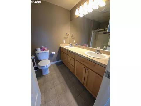 Bath - 2543 NW 2nd Ter, Gresham, OR 97030 photo 1 of 2