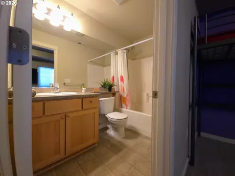 Bath - 2543 NW 2nd Ter, Gresham, OR 97030 photo 2 of 2