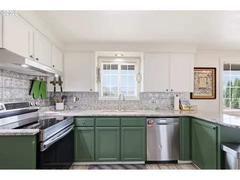 Kitchen - 3950 Jasper Rd, Springfield, OR 97478 photo 2 of 4