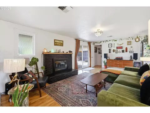 Living - 3950 Jasper Rd, Springfield, OR 97478 photo 1 of 2