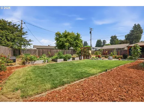 Exterior - 3950 Jasper Rd, Springfield, OR 97478 photo 10 of 12