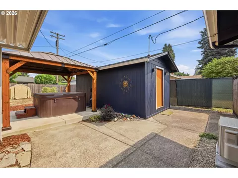 Exterior - 3950 Jasper Rd, Springfield, OR 97478 photo 8 of 12