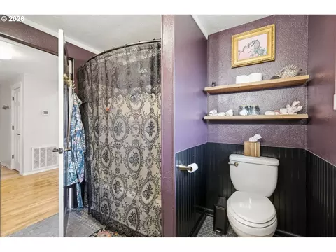 Bath - 3950 Jasper Rd, Springfield, OR 97478 photo 2 of 2