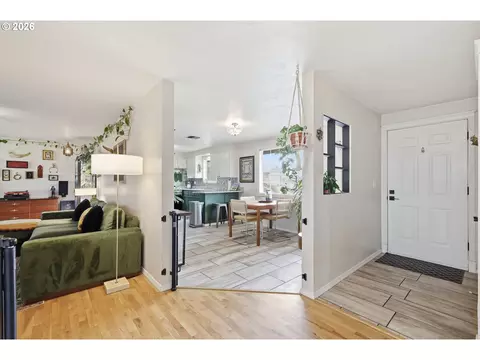 Entry Way - 3950 Jasper Rd, Springfield, OR 97478 photo 1 of 3