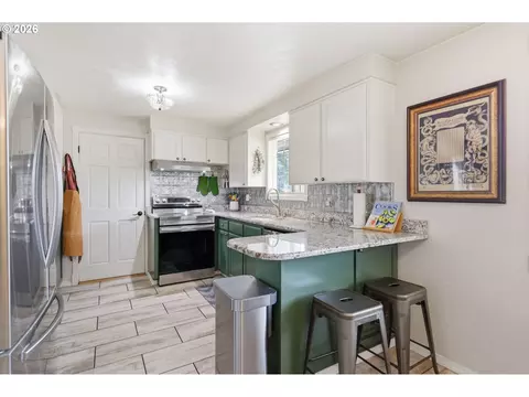 Kitchen - 3950 Jasper Rd, Springfield, OR 97478 photo 1 of 4