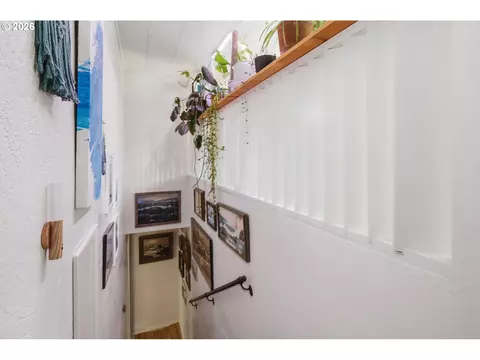 Entry Way - 3950 Jasper Rd, Springfield, OR 97478 photo 3 of 3