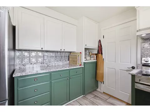 Kitchen - 3950 Jasper Rd, Springfield, OR 97478 photo 4 of 4