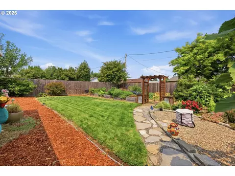 Exterior - 3950 Jasper Rd, Springfield, OR 97478 photo 9 of 12