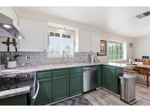 Kitchen - 3950 Jasper Rd, Springfield, OR 97478 photo 3 of 4