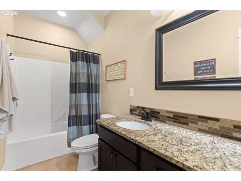 Bath - 3097 SE Kingfisher Ave, Gresham, OR 97080 photo 4 of 4