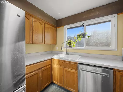 Kitchen - 1960 SW 13th Ct, Gresham, OR 97080 photo 2 of 4