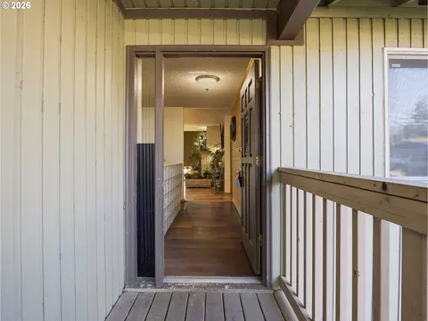 Entry Way - 1960 SW 13th Ct, Gresham, OR 97080 photo 1 of 2