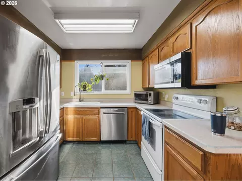 Kitchen - 1960 SW 13th Ct, Gresham, OR 97080 photo 1 of 4