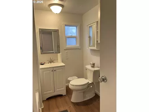 Bath - 85313 Glenada Rd, Florence, OR 97439 photo 2 of 4