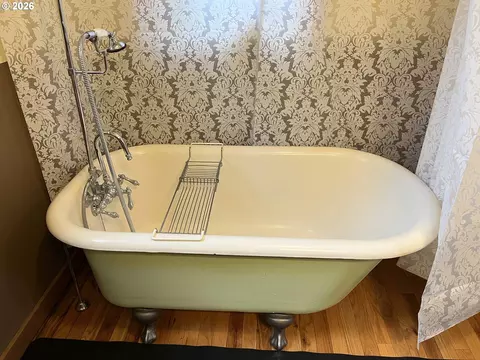 Bath - 85313 Glenada Rd, Florence, OR 97439 photo 4 of 4