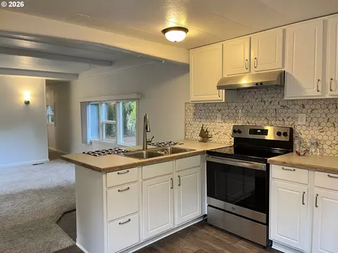 Kitchen - 85313 Glenada Rd, Florence, OR 97439 photo 1 of 4