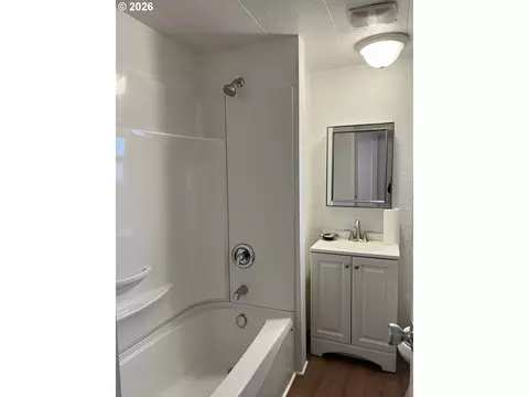 Bath - 85313 Glenada Rd, Florence, OR 97439 photo 1 of 4