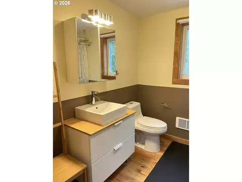 Bath - 85313 Glenada Rd, Florence, OR 97439 photo 3 of 4
