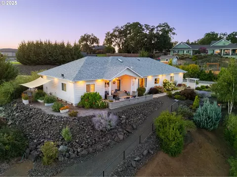 124 Old Barn Ct, Roseburg, OR 97471