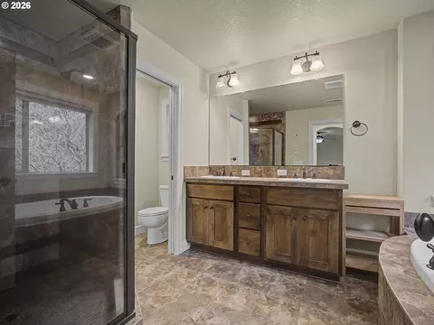 Bath - 39576 Trillium St, Sandy, OR 97055 photo 2 of 7