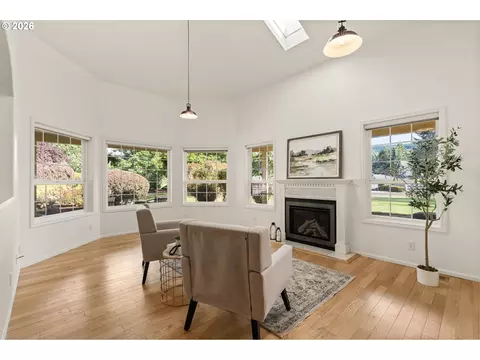 Living - 39141 Easton Ln, Springfield, OR 97478 photo 1 of 5