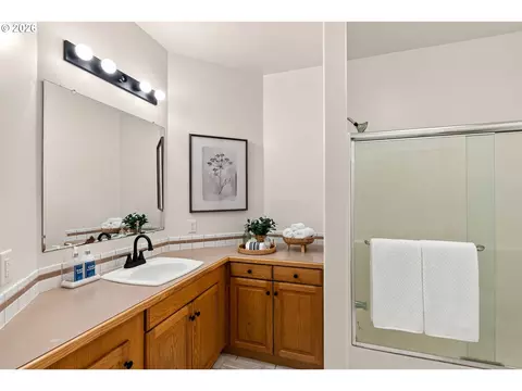 Bath - 39141 Easton Ln, Springfield, OR 97478 photo 2 of 2