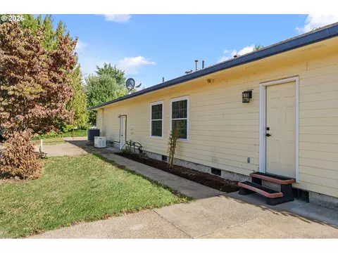 Exterior - 39141 Easton Ln, Springfield, OR 97478 photo 8 of 9