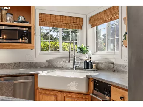 Kitchen - 39141 Easton Ln, Springfield, OR 97478 photo 2 of 3