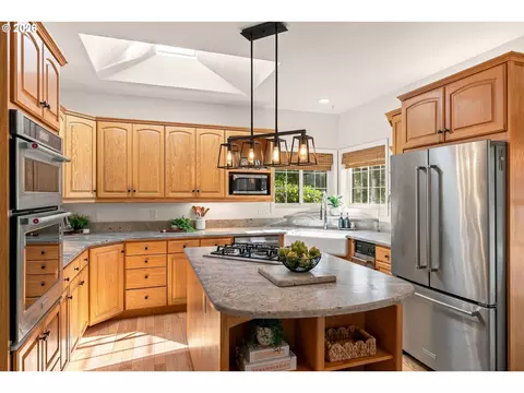 Kitchen - 39141 Easton Ln, Springfield, OR 97478 photo 1 of 3