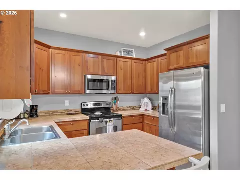 Kitchen - 518 Raber Rd, Eugene, OR 97402 photo 2 of 3