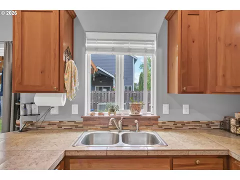 Kitchen - 518 Raber Rd, Eugene, OR 97402 photo 3 of 3