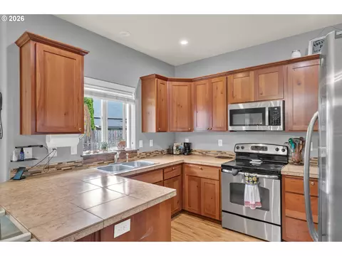 Kitchen - 518 Raber Rd, Eugene, OR 97402 photo 1 of 3