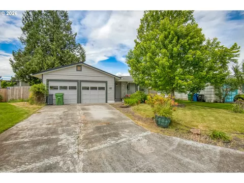 2257 Country Club Ter, Woodburn, OR 97071